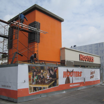 hooters plaza central