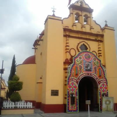 Suministro de pintura para área exterior en su totalidad en  iglesia de San Cristobal Huichochitlan, Toluca edo. Mex.