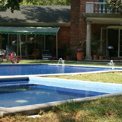 Piscina con tina de hidromasaje independientes