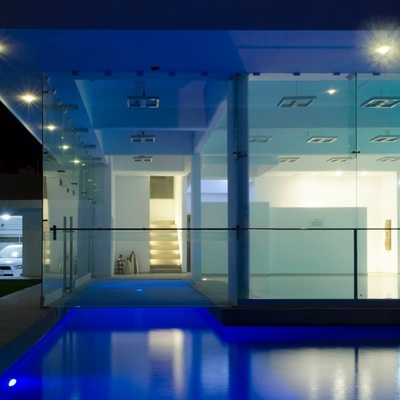 Casa de dos pisos con fachade en cristal templado