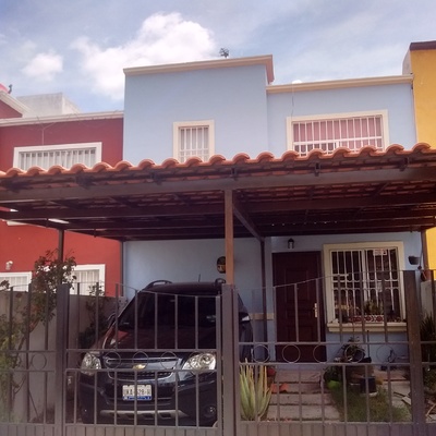 Estructura de acero con cubierta de teja de barro rojo.