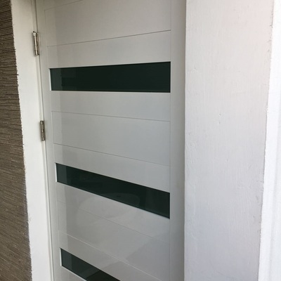 puerta con intermedio de vidrio