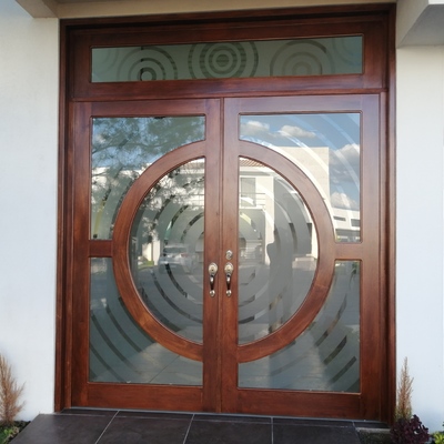 Puerta principal en madera de cedro rojo