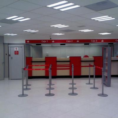 Acabados e instalación de red eléctrica en sucursal de Banco Santander