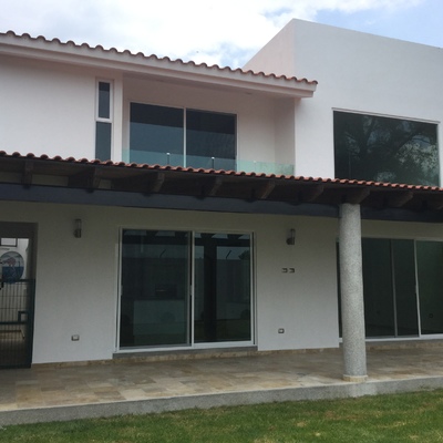 terraza con techo y vigas de madera