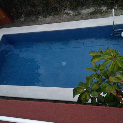 Piscina rectangular un solo nivel de profundidad.