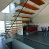 ESCALERAS FLOTADAS DE MADERA  CON BARANDAL DE CRISTAL DE 12MM CON CHAPETON