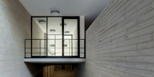 ¿Cuánto costaría cambiar la fachada de mi casa con piedra tipo cantera lisa minimalista?