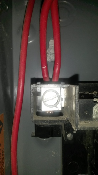 ¿Es correcto empalmar dos cables calibre 10 para sustituir un calibre 8?