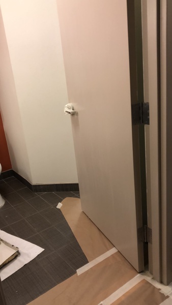 ¿Cuánto puedo cobrar por una puerta de metal incluido el marco?