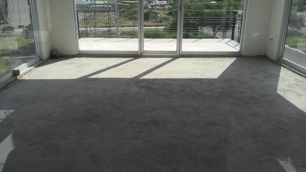 ¿Cuánto costaría un piso de concreto pulido en un local que ya tiene piso firme?