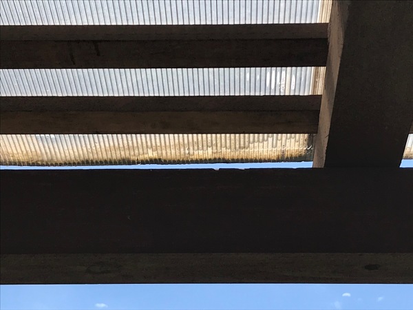 ¿Cómo hacer limpieza de orilla de lámina de policarbonato?