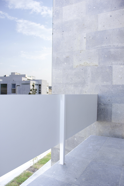 ¿Qué material se ha utilizado para el barandal del balcón?