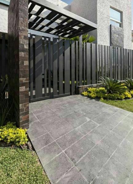 ¿Qué tipo de material es el cerco de la casa de la fotografía?