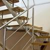 Hacer unas escaleras, Los escalones los quiero de madera/material de color madera, con barandales de acero inoxidable/aluminio.